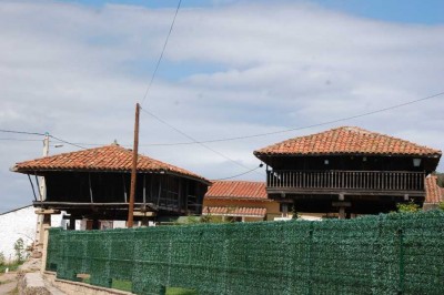 DSC_1248 Immer wieder begegnen uns hórreos.JPG (118.75 KiB) 5985 mal betrachtet Und immer wieder begegnen uns unterwegs "hórreos", die charakteristischen Speicher des spanischen Nordens. Die Pfeiler bieten Schutz vor unerwünschten Nagetieren.