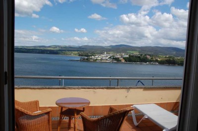 DSC_1445 Ausblick vom Parador auf die Ría von Ribadeiro.JPG (106.33 KiB) 7718 mal betrachtet Ausblick vom Parador auf die Ría von Ribadeo im Mündungsbereich des Río Eo, einst ein bedeutender Hafen.<br />Ribadeo liegt in der Provinz Lugo und somit schon in Galicien.