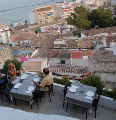 Auf der schmalen Terrasse unterhalb des Lokals und über den Dächern der Altstadt
