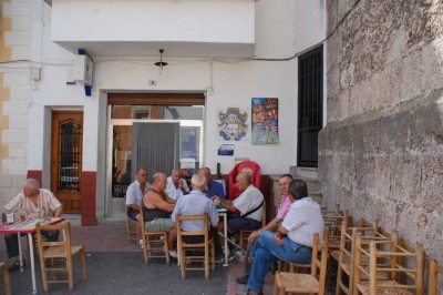 Intaktes Dorfleben: Seniorenrunde vor der Bar auf dem Kirchplatz
