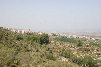 Agres schmiegt sich an den Nordhang der Sierra de Mariola