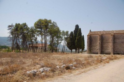 Kapelle &quot;Sant Antoni i la Mare de Deu de la Llum&quot; mit dem benachbarten baufälligen Herrenhauses