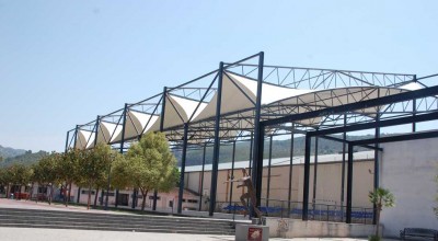 Überdachter Sportplatz mit Tribüne