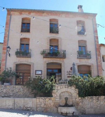 La Font d'Alcalà, davor der Brunnen, der an den Maurenführer erinnert, der im 13. Jahrhundert diese Gegend beherrscht hat.