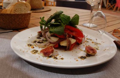 Ensalada de temporada für 10 Euro (Feldsalat, Feigen, Palmenherzen, Anchoas, Zwiebeln, Tomaten...)