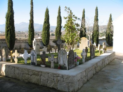 20.01.2008 057.JPG (93.22 KiB) 7934 mal betrachtet Zypressen zeigen, wo sich ein Friedhof befindet