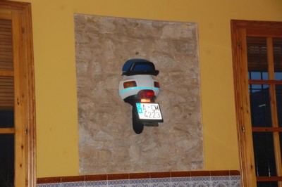 Das &quot;Hinterteil&quot; des von sol fotografierten Rollers kann man im Lokal bewundern.