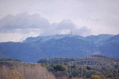 Der Gipfel des Aitana-Gebirges ist mit  1.558 M.ü.M. die höchste Erhebung in der Provinz. Dazu gehören die Penya Alta (1,506 m), Penya Catxa (1,467 m), der Mulero (1,308 m) und der Alt del Carrascar (1,208 m).