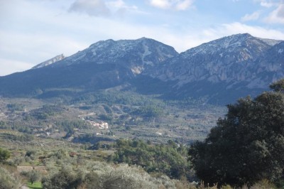 Quatretondeta an den Ausläufern der Serella (von Westen aus gesehen), Nov. 2012 mit Schnee auf den Gipfeln.