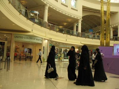 Arabische Frauen im traditionellen Übergewand (abaya) in einer der vielen Malls