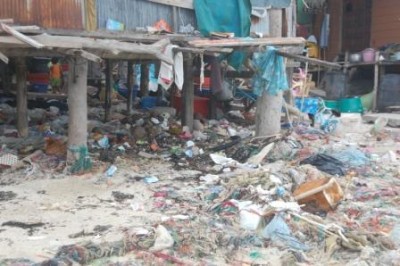 Müll am Strand.JPG (63.66 KiB) 5329 mal betrachtet Bitte anklicken - da leben Menschen!!!! Das ist das "Spielzimmer" des Kindes im Hintergrund!