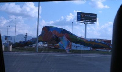 Kreisel.jpg (60.14 KiB) 2468 mal betrachtet könnte vor Ikea in Murcia gewesen sein (bitte verbessern, wer es besser weiß) - Nach meinem Empfinden POTTHÄSSLICH und auch nur in einem Industriegebiet wirklich schön!!!!