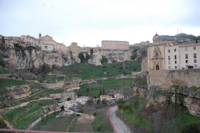 Cuenca Aussicht auf die Schlucht des Huécar von der Puente de San Pablo 100 m tief A DSC_0471.JPG (143.78 KiB) 9797 mal betrachtet Aussicht von der Puente de San Pablo. Die Schlucht des Huécar ist 100 m tief. Links die Altstadt, recht das Convento de San Pablo, heute Parador nacional
