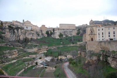 Aussicht von der Puente de San Pablo. Die Schlucht des Huécar ist 100 m tief. Links die Altstadt, recht das Convento de San Pablo, heute Parador nacional