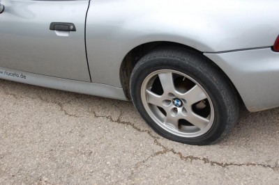 Plattfuß am Hinterreifen unseres betagten Roadsters