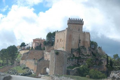 Die Burg von der Zufahrt aus gesehen