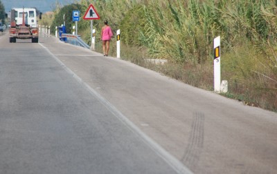 Da die Arbeit schweißtreibend ist, sind die Erntehelferinnen  nur leicht bekleidet. <br />Abends holt die Cooperativa die Tagesernte ab. Leider konnte ich nur noch die Bremsspuren der LKWs fotografieren