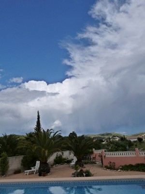 ... Sonne und Wolken wechseln ständig.