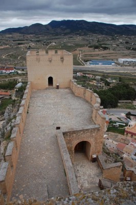Blick von der oberen Ebene des Bergfrieds auf die Zisterne
