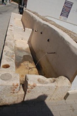 1 -ausgewaschene Steine.JPG (48.18 KiB) 5617 mal betrachtet Vom vielen Wäschewaschen in früheren Jahren sind die Steine völlig ausgewaschen.