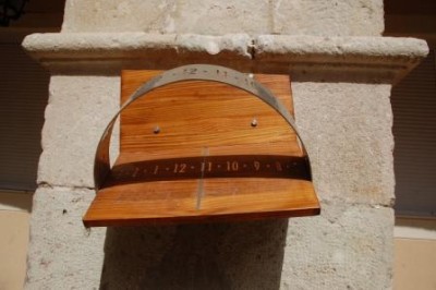 Sonnenuhr.JPG (49.77 KiB) 3133 mal betrachtet Selbst die Sonnenuhren haben in Spanien ihren eigenen Rhythmus:<br />Zur Zeit der Aufnahme war es 12:21 Uhr Sommerzeit