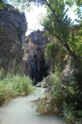 27 Fabrica und Wasserfall DSC_0686.JPG (130.72 KiB) 1646 mal betrachtet Rechts die alte "fábrica de la luz" neben dem Wasserfall