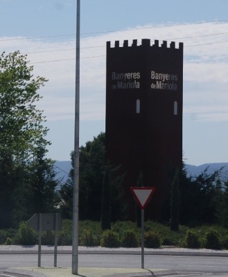 Der &quot;Torre del Homenaje&quot; en miniature auf einer Verkehrsinsel am Ortseingang