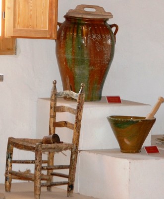 Stuhl Werkstatt Agost.JPG (284.04 KiB) 4831 mal betrachtet Stuhl in einer Töpferwerkstatt in Agost