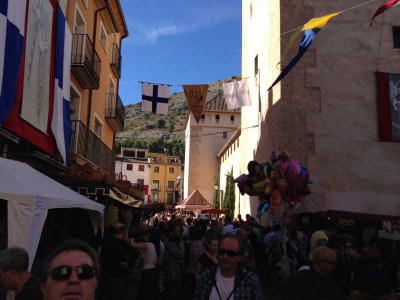 A Menschenmassen.JPG (52.42 KiB) 5983 mal betrachtet Menschenmengen schieben sich durch enge, maurische Gassen