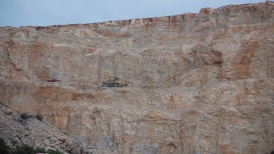 Bagger fressen sich durch Berge