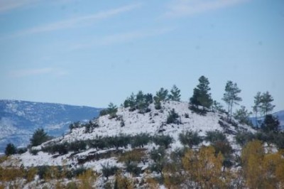 Auch kleine Hügel sind schneebedeckt