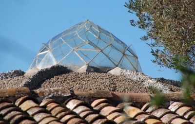 1 Kuppel DSC_0403.JPG (270.42 KiB) 3492 mal betrachtet dort ein kunstvolles Glasgeflecht als Lichtkuppel