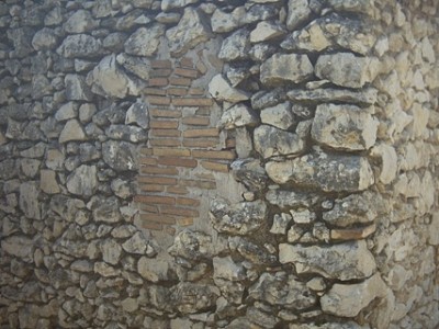 Materialmix an einem alten Gebäude