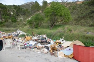 Müllberge, direkt an einer landschaftlich sehr schönen Straße