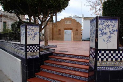 Placeta de l´Església Vella, im Hintergrund der Nachbau des Portals der alten Wehrkirche