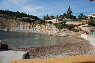 Strand im Januar 2014 (in der Badesaison wird das angeschwemmte Seegras entfernt)