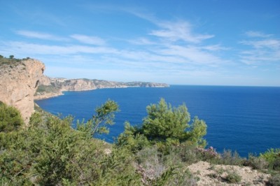 Blick bis zum Cabo San Antonio (oberhalb des Hafens von Jávea)