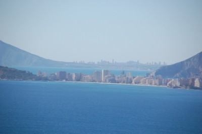 Zwei Skylines: Calpe, dahinter Benidorm