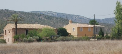 Ein altes und ein neues Landhaus