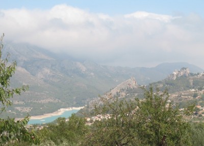 Stausee von Guadalest mit starker Bewölkung, am 12.08.2014