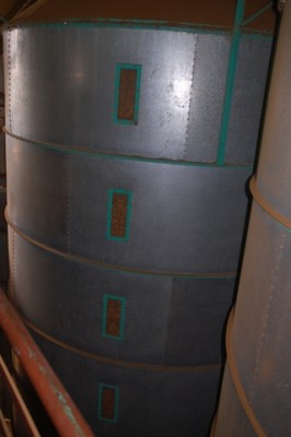 In etlichen hallenhohen Silos werden die Mandelkerne gesammelt.