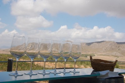 Und zwischen beiden Gebirgszügen eine Weinprobe
