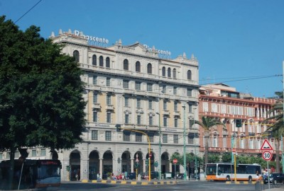 Palazzo Rinascente an der Flaniermeile Via Roma