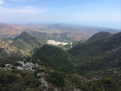 Ojén aus der Ferne, Hinterland und das endlose Meer mit eingefangen