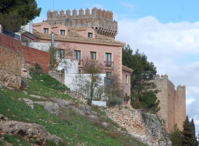 Palacio de Alarcon.JPG (1.86 MiB) 8179 mal betrachtet Palacio de Alarcón, im Hintergrund der Parador