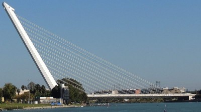 und hier kommt Spaniens berühmtester Architekt Calatrava ins Spiel: Die Puente del Alamillo
