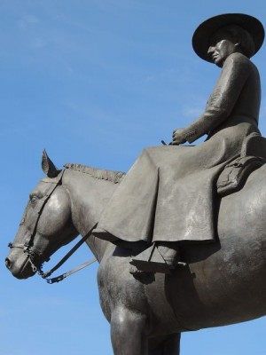 Monumento ecuestre a Doña María de las Mercedes.jpg