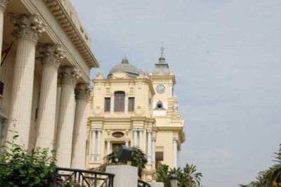 und dem Ayuntamiento (Rathaus) neben der Banco de España mit ihren korinthischen Säulen