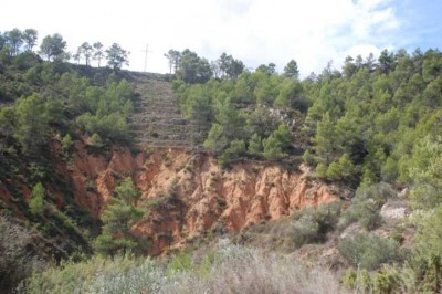 Alte Maurenterrassen, die teilweise schon den Naturgewalten zum Opfer gefallen sind