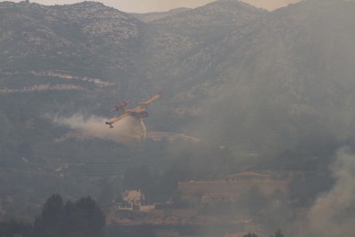 von diesem Typ gab es wohl ein paar, die aktiv waren. Man beachte hier die Berge oberhalb des größeren Anwesens, dort loderte es dann abends lichterloh, wie auf dem letzten Foto zu sehen